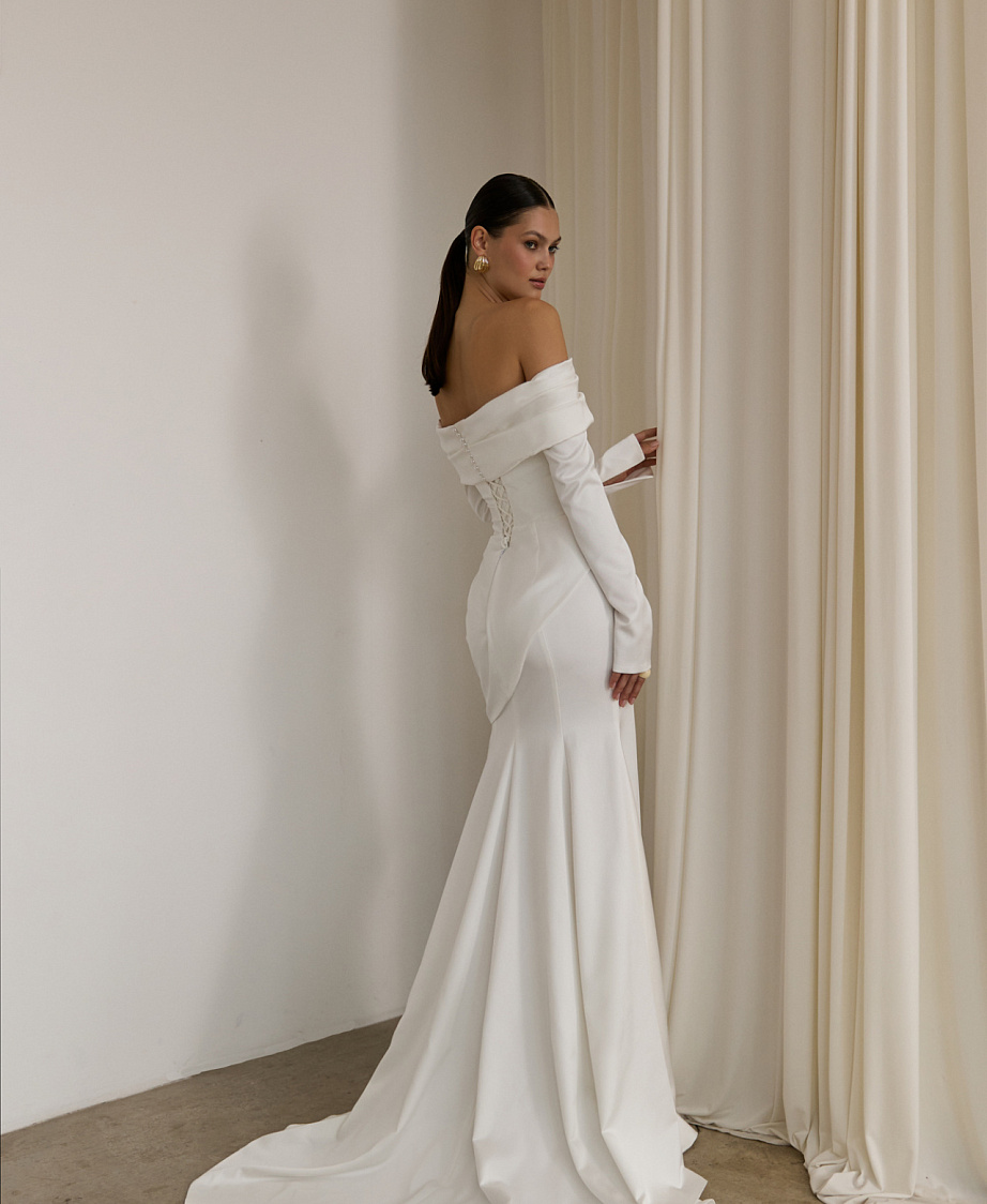 Атласное свадебное платье с рукавами и открытыми плечами фото