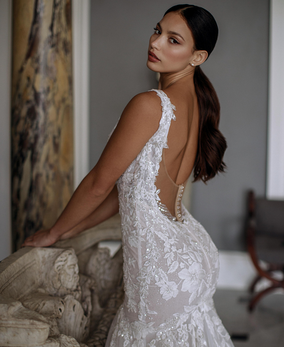 Роскошная кружевная русалка с открытой спиной фото