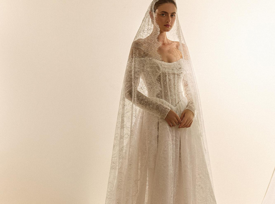 Кружевное свадебное платье с рукавами и открытыми плечами фото