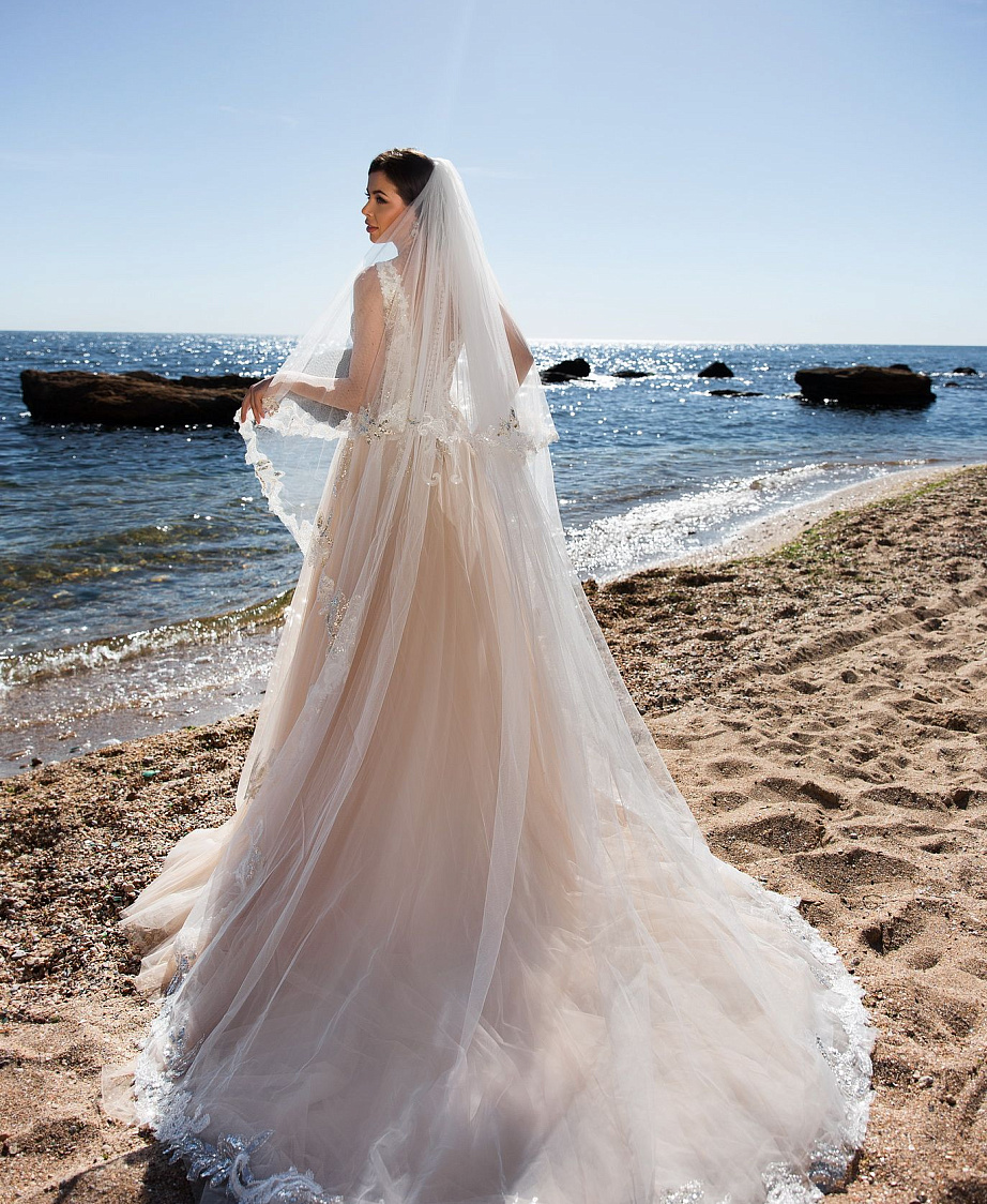 Двухъярусная сверкающая фата фото