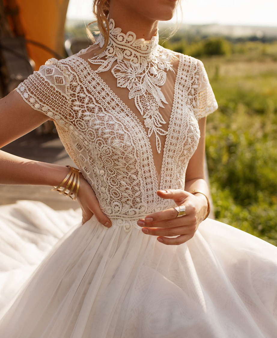 Закрытое свадебное платье в стиле бохо фото