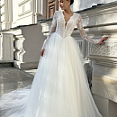 Свадебное платье с кружевными рукавами и V-вырезом фото