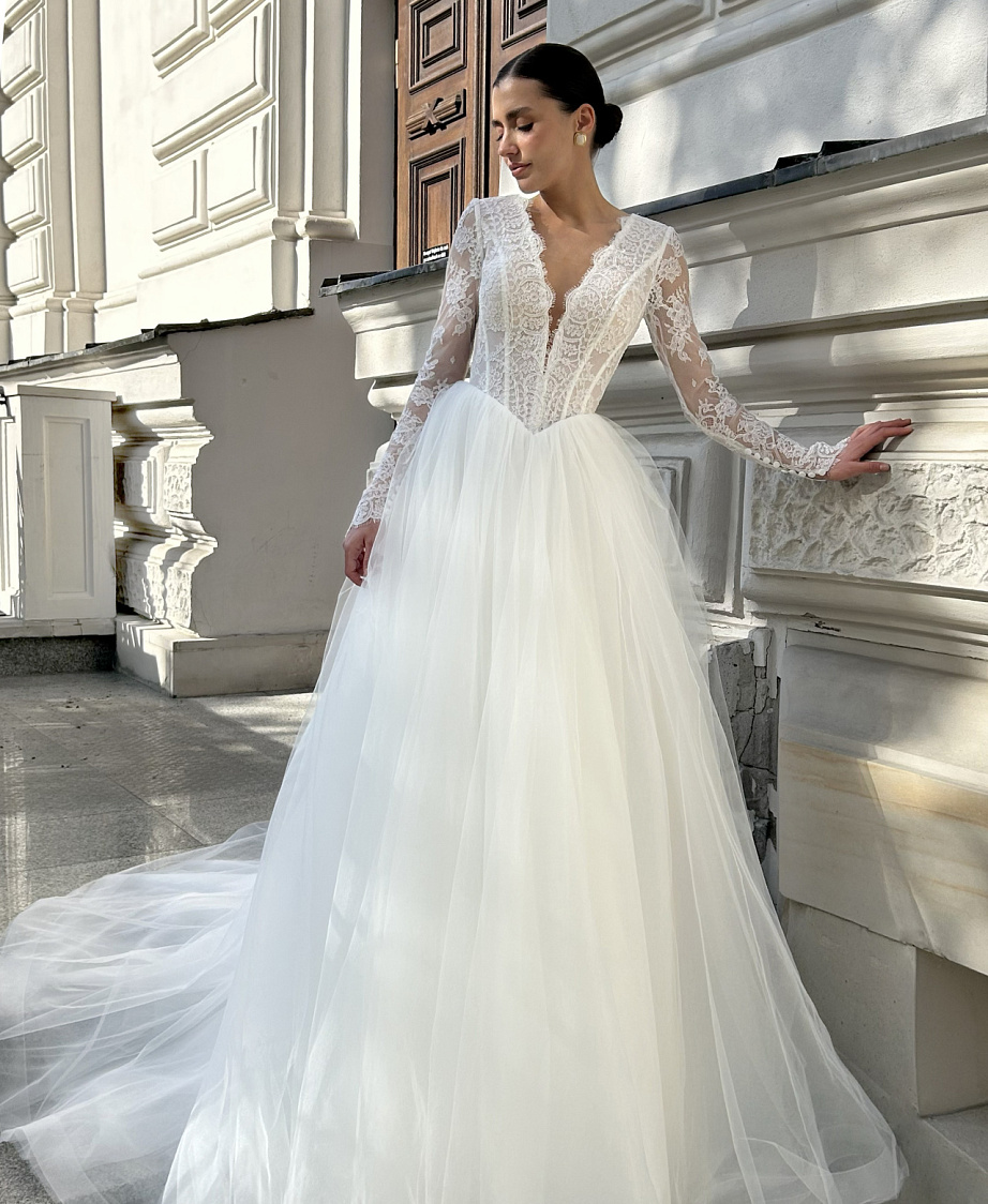 Свадебное платье с кружевными рукавами и V-вырезом фото