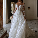 Роскошное кружевное свадебное платье со шлейфом фото