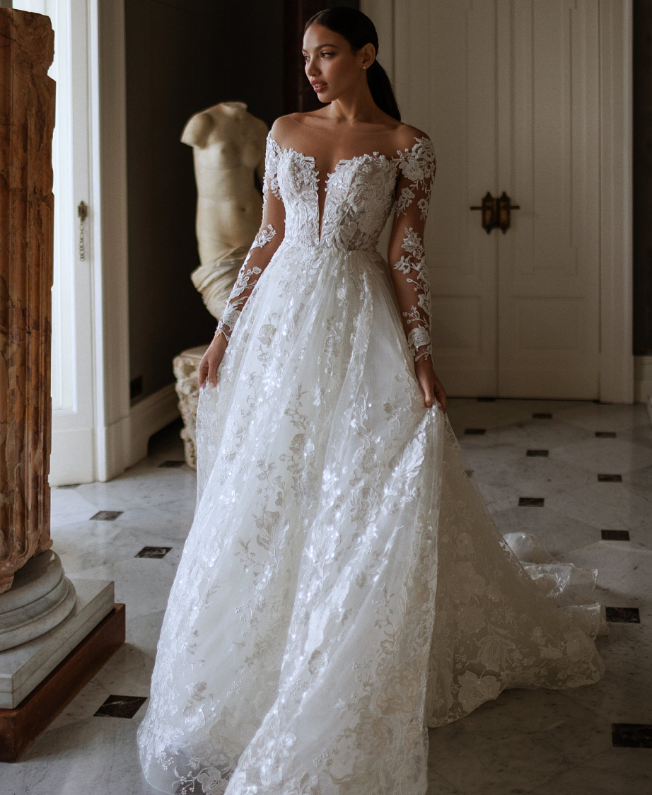 Роскошное кружевное свадебное платье со шлейфом фото