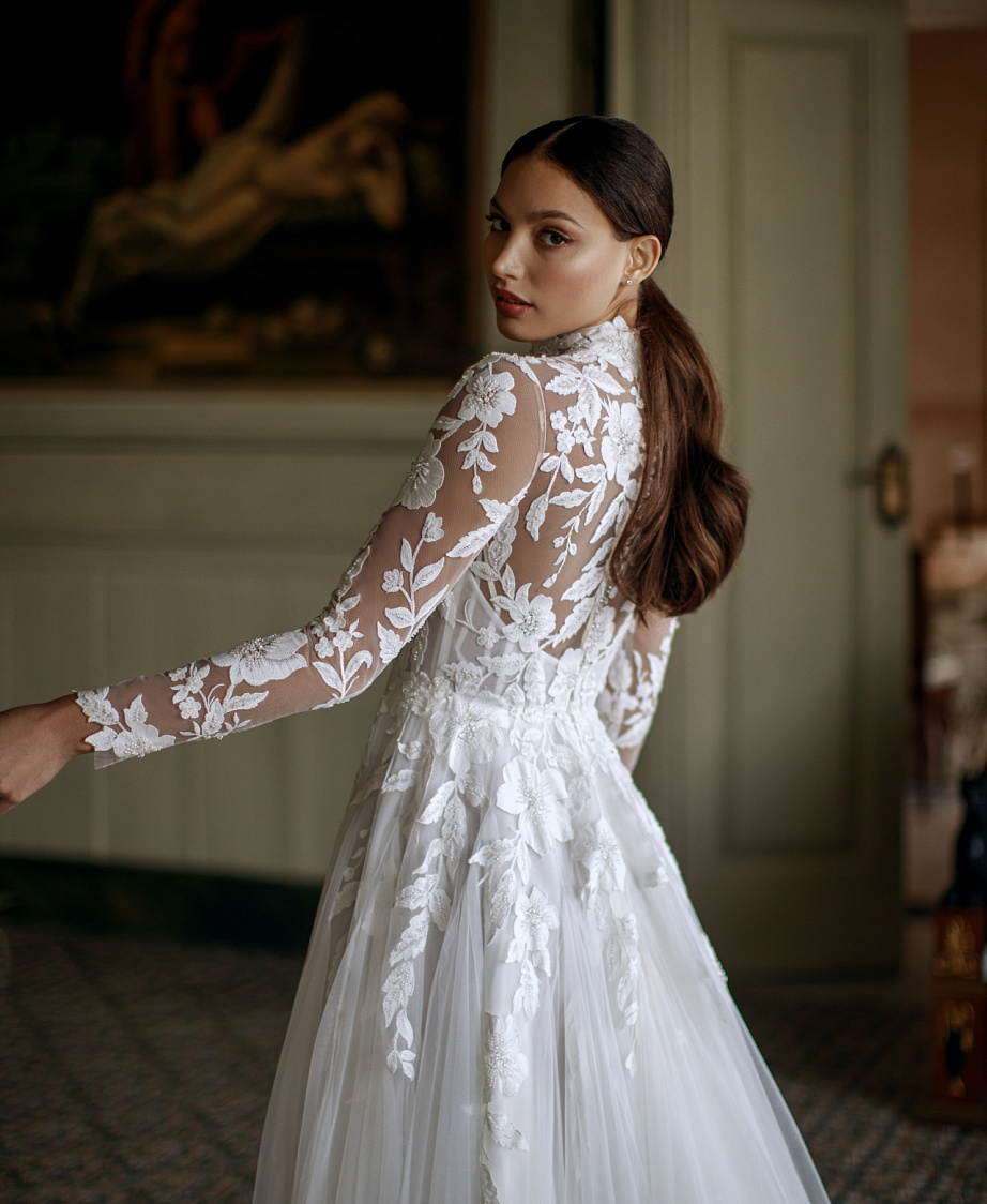 Кружевное свадебное платье с закрытым верхом фото