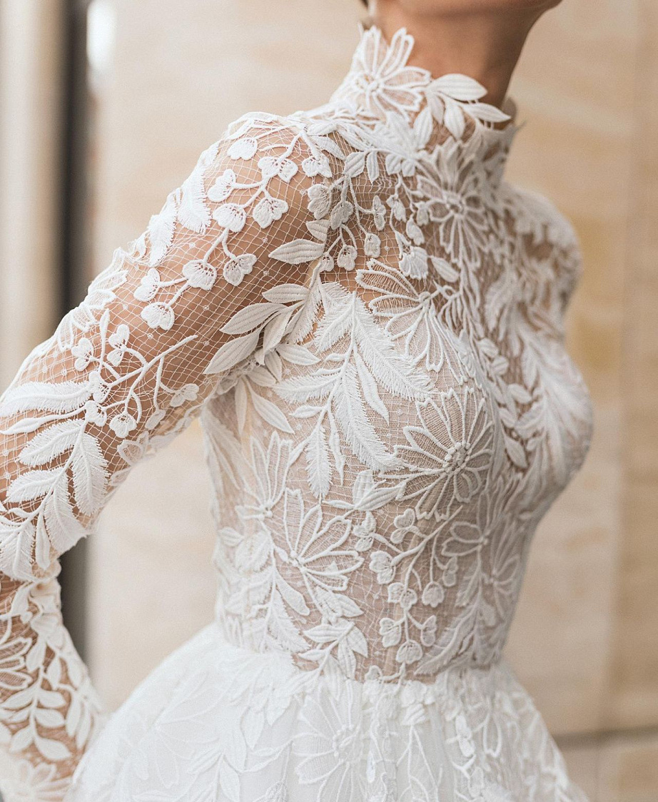 Свадебное платье с кружевным верхом и рукавами фото
