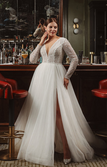 Красивое свадебное платье с рукавами plus size фото