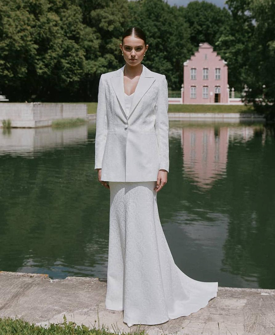 Стильный свадебный  костюм из жаккарда фото