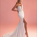 Сверкающее свадебное платье с разрезом на ножке фото