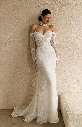 Кружевное свадебное платье с рукавами и открытым верхом фото