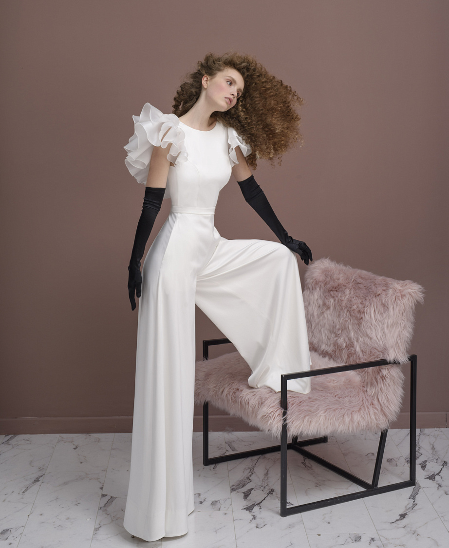 Свадебный комбинезон с рюшами фото