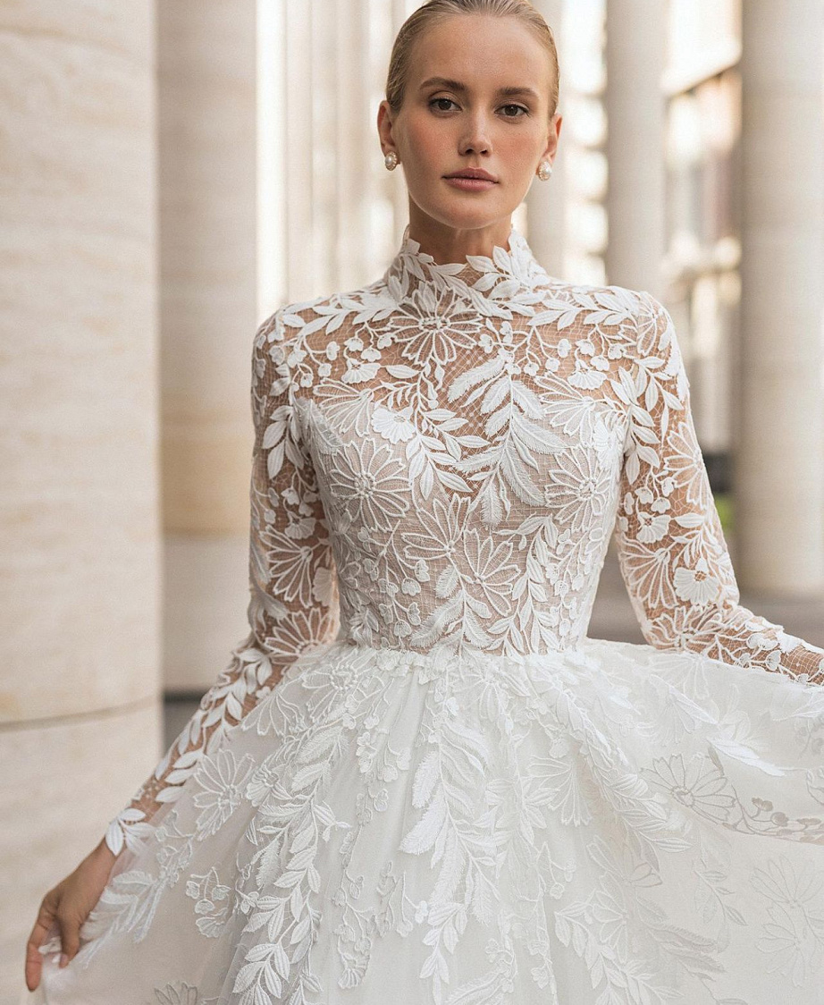 Свадебное платье с кружевным верхом и рукавами фото