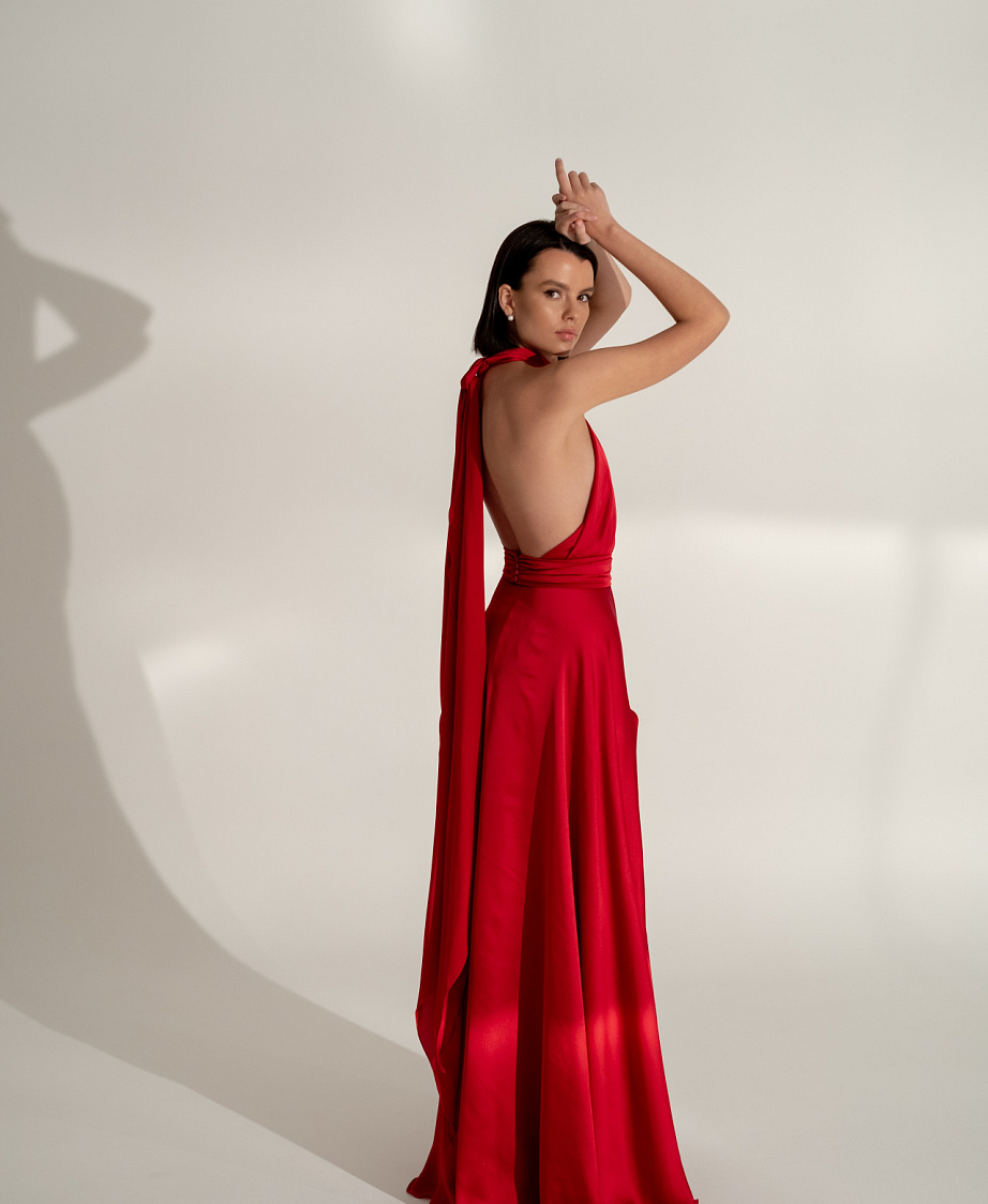 Шелковое вечернее платье рубинового цвета фото